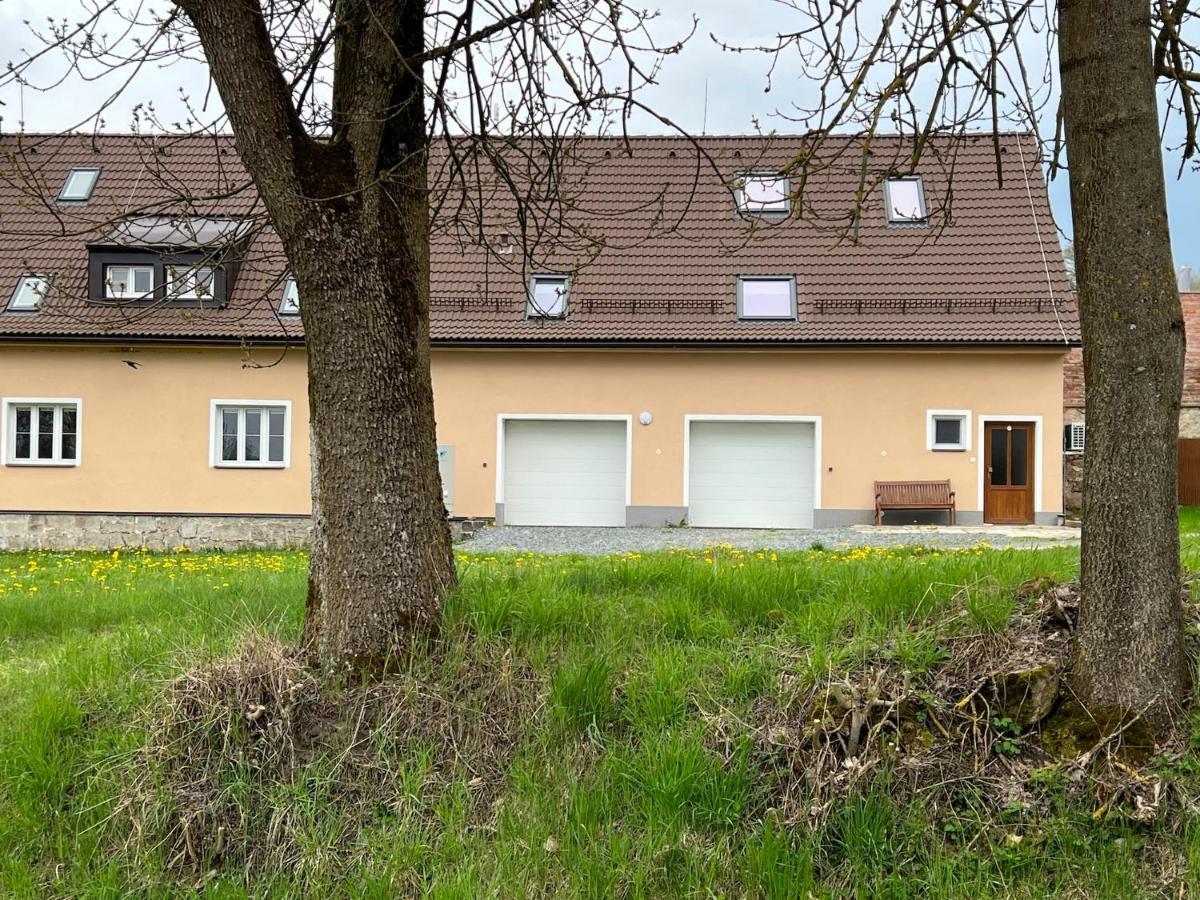 Fox Apartment Hostka  Exterior photo